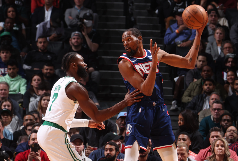 胸有激雷而面如平湖者可拜上将军！卡斯尔进关键2罚 马刺3分领先（心有惊雷面如止水，方配上将之名！卡斯尔关键两罚命中，马刺领先3分）