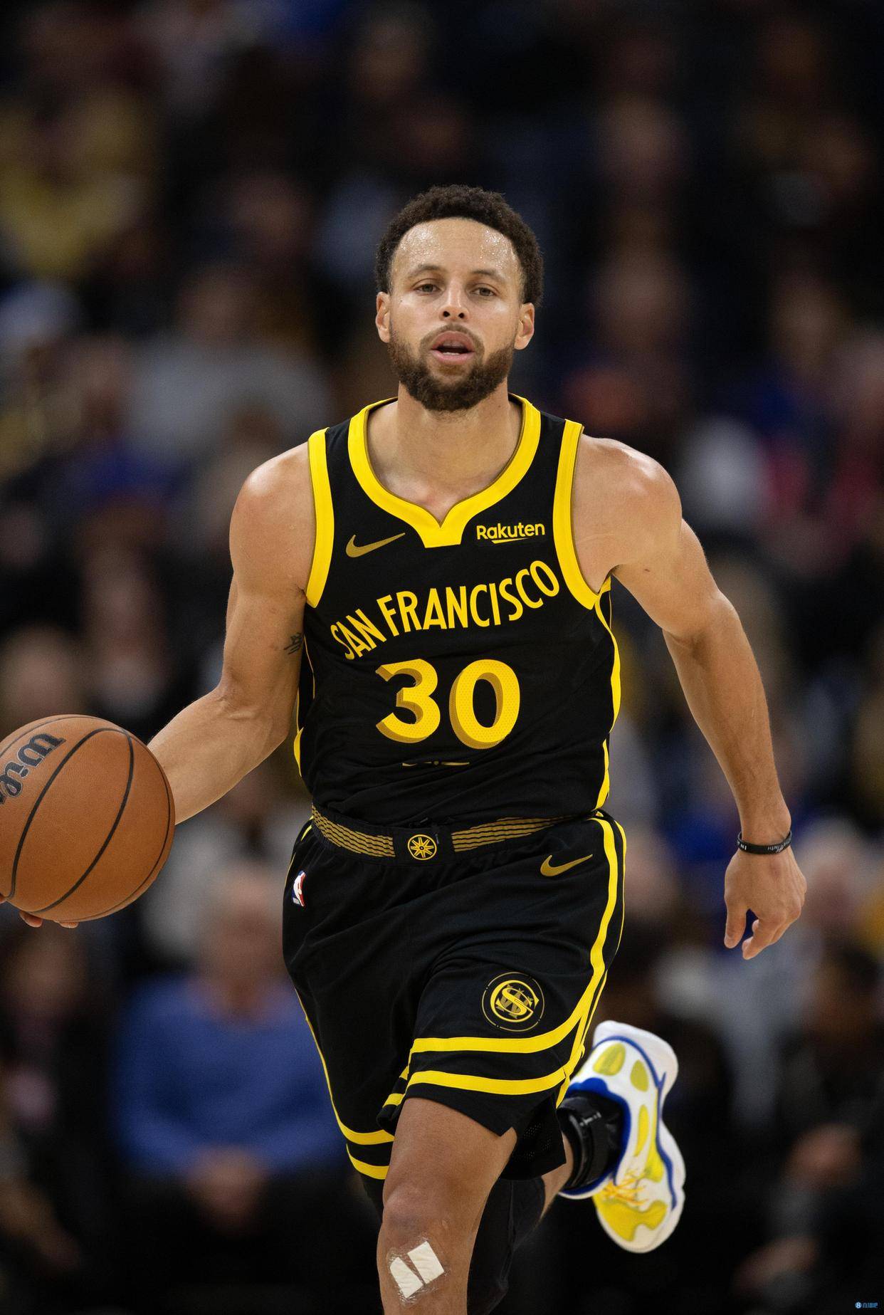 不容易啊！老鹰半场6人得分上双 play-by-play纪元以来队史首次（老鹰半场6人得分上双，创造play-by-play时代队史首例）