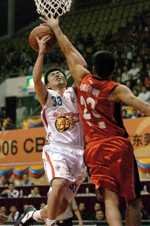 欧文快攻上篮制胜（欧文快攻上篮锁定胜局）