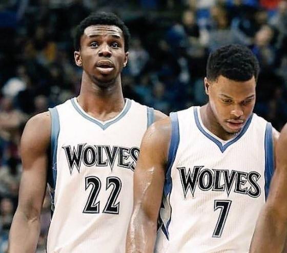 球队展现反扑精神（球队上演顽强反扑）