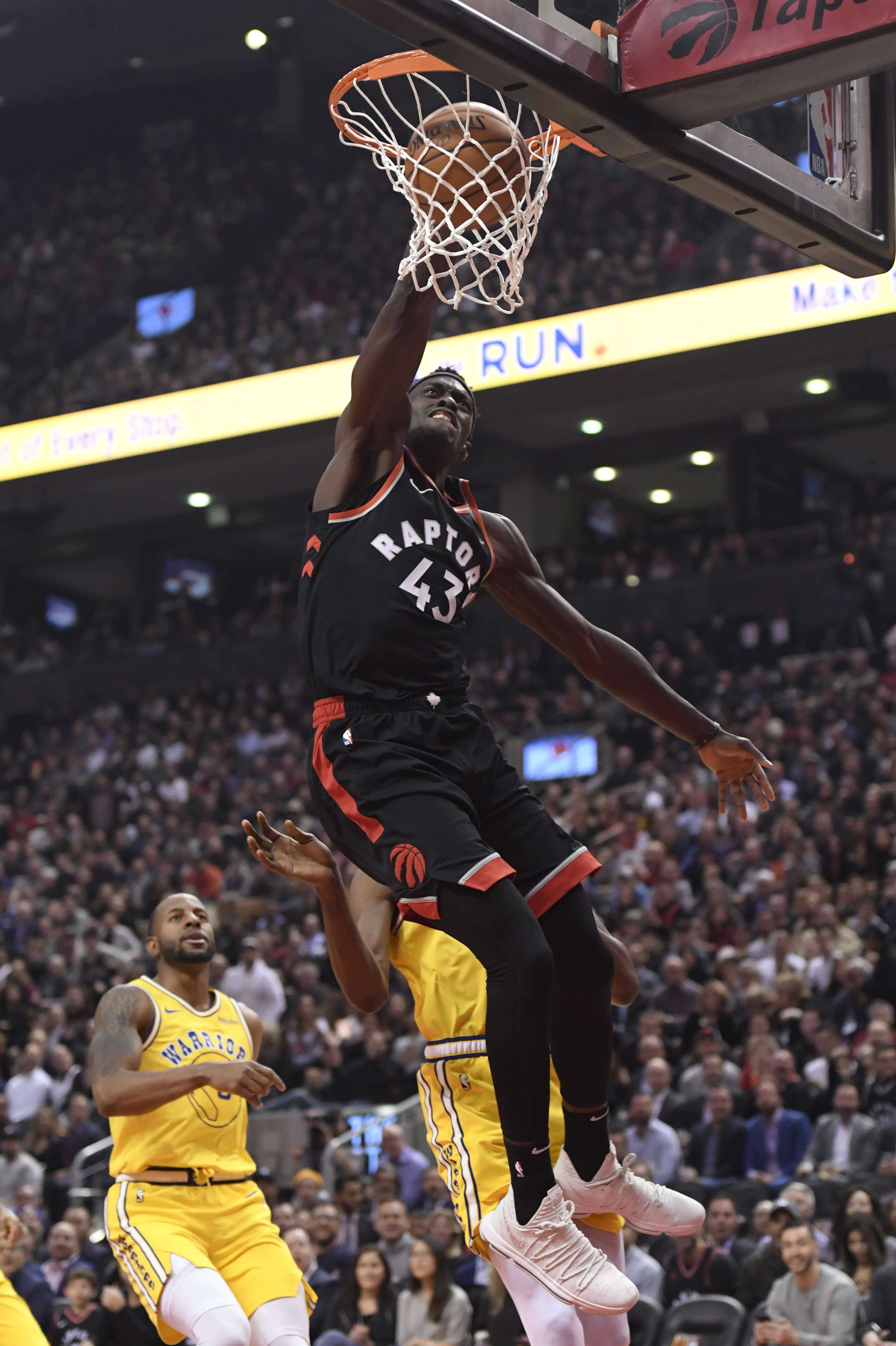 皇家马德里在圣马梅斯胜利后的录像：激情与荣耀的完美展现（皇马圣马梅斯凯旋视频：热血与荣光的极致呈现）