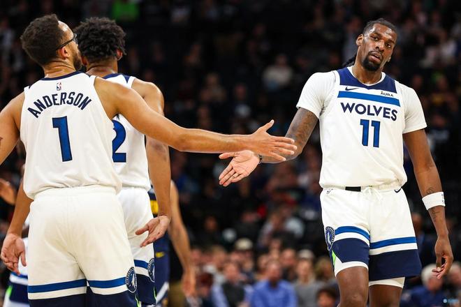 尼克斯队记：麦克布莱德遭遇左脚踝扭伤，一周后接受重新评估（尼克斯随队记者：麦克布莱德左脚踝扭伤，预计一周后复查）