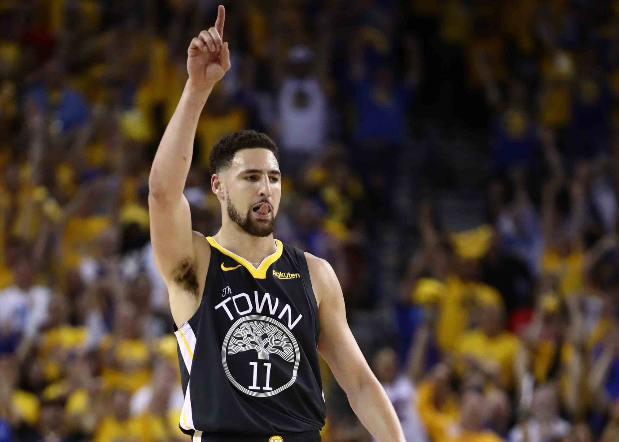 美媒：尼克斯多位高年薪球员和主帅布朗将大笔奖金分给工作人员（美媒称尼克斯多名高薪球员与主帅布朗向工作人员分发大额奖金）