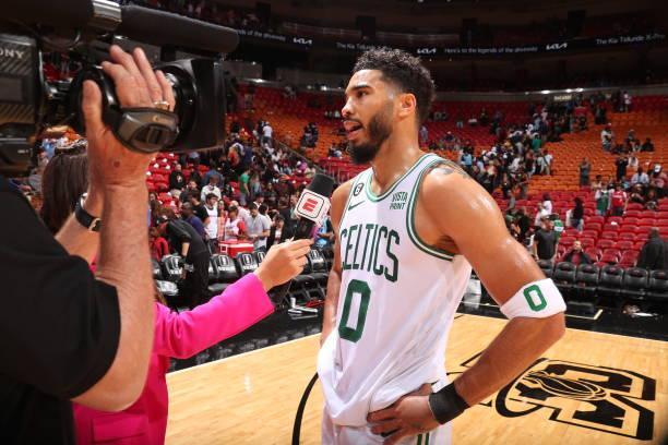 掘金约基奇豪取三双助球队连胜（约基奇砍三双，掘金豪取连胜）