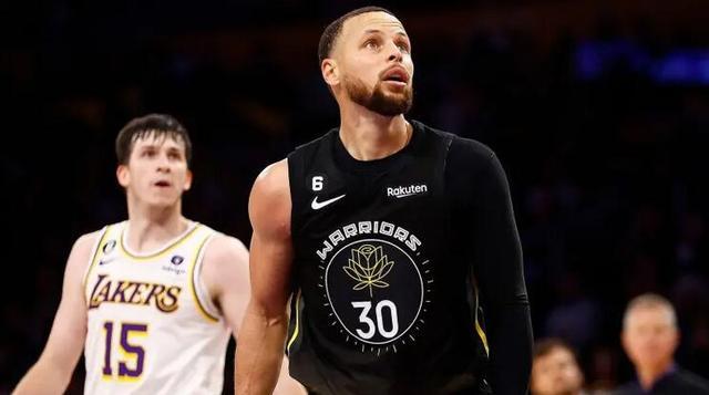 记者：罗马联系法比奥-席尔瓦团队，但若吉拉西离队他将留下（记者：罗马已接触法比奥-席尔瓦团队，若吉拉西离队他将留队）