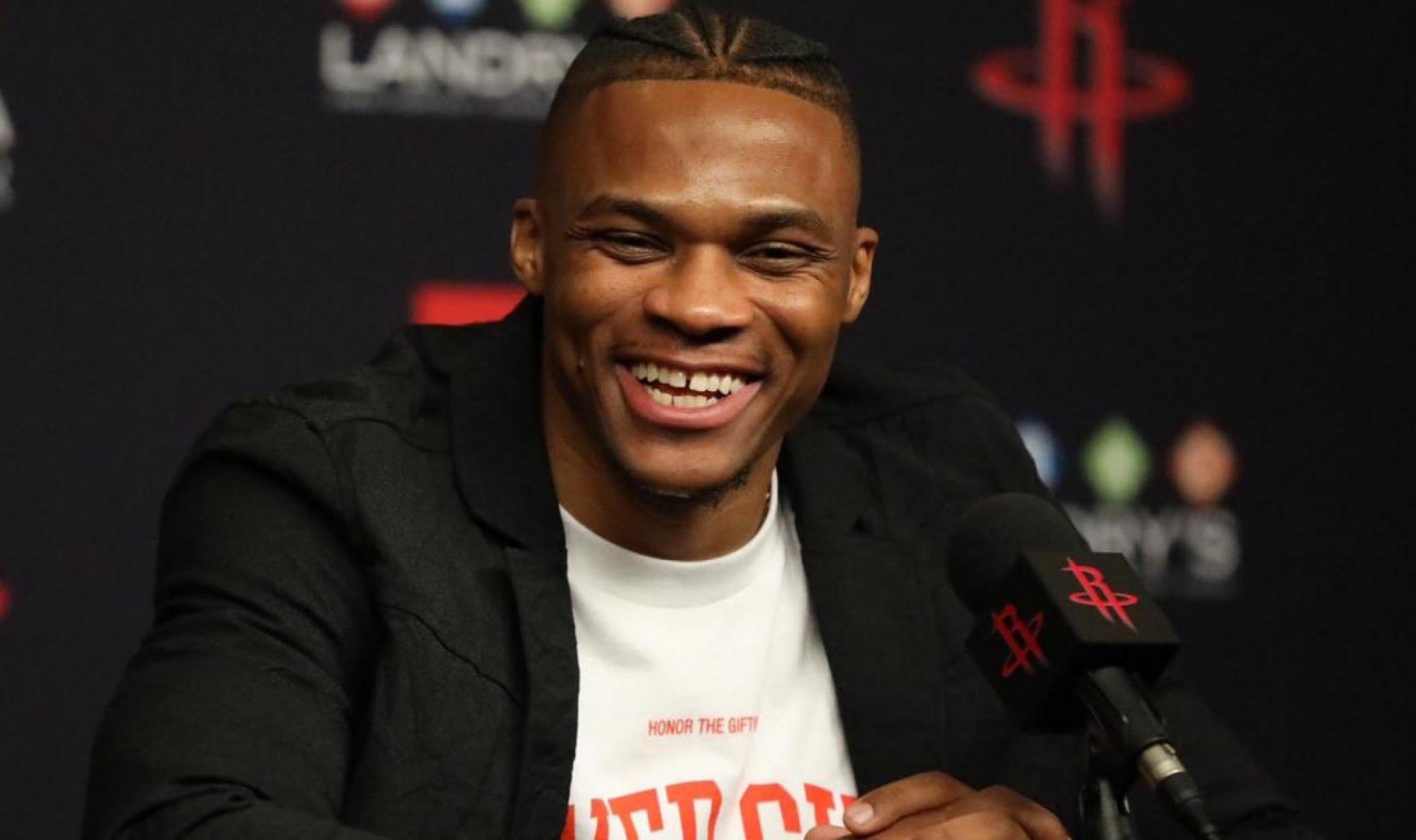 尼克杨曝追梦科尔曾激烈冲突，俄城互骂拉扯场面火爆（尼克杨爆料：追梦与科尔曾在俄城爆发激烈冲突，互骂互拉火药味十足）