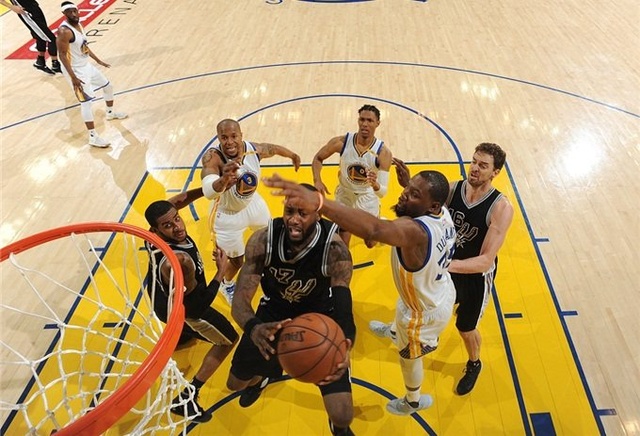 广东93-106山西 球员评价：2人满分，2人及格，4人低迷（广东93-106不敌山西：球员评分出炉，2人满分、2人及格、4人低迷）