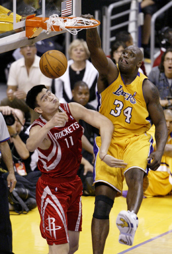 足球英超双红会爆发冲突，多人吃黄牌（英超双红会冲突升级，多人遭黄牌警告）