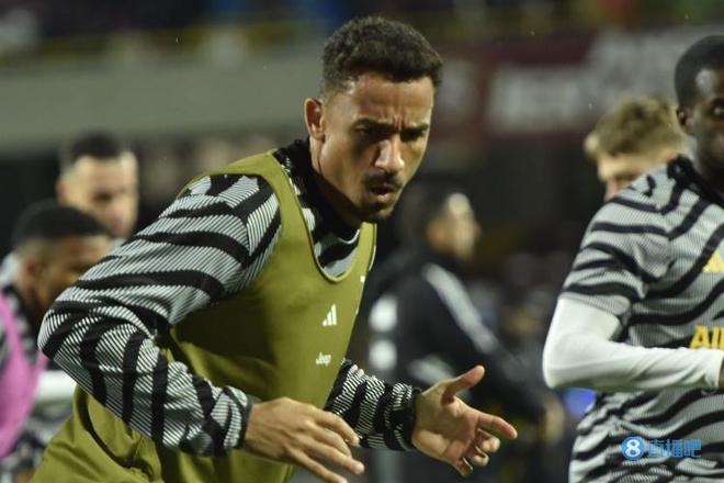 U22国足战韩国首发与负越南相比仅更换门将，王博豪继续出任中锋（U22国足对阵韩国首发仅门将变动，王博豪仍担任中锋）