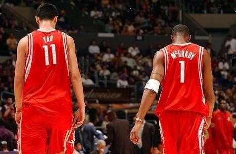 体坛记忆｜库里被拉倒，但是裁判却吹罚库里犯规，而迈克丹尼尔斯更是怂恿科尔去挑战（体坛回眸｜库里遭拉拽却被判犯规，迈克丹尼尔斯还怂恿科尔挑战判罚）