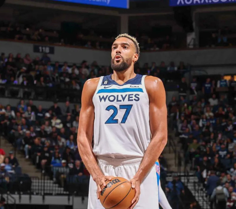 稳定输出难救主！香港金牛巴尔文出战16分钟 9中5拿14分7板（高效仍难扭局！香港金牛巴尔文16分钟9投5中斩获14分7板）