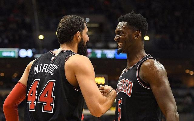 皇马官方：阿诺德左腿股四头肌股直肌损伤；据悉缺阵约两个月（皇马官宣：阿诺德左大腿股直肌受伤，预计伤停约两个月）